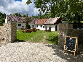 Rodinn restaurace kousek od hradu Landtejna. 