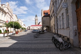 Jednopatrov dm na slavonickm nmst a centrum pjovn kolobek nabz dva typy pokoj.  Jedn se vdy o dva prchoz dvoulkov pokoje s vlastnm psluenstvm. V jednom z typ je sociln psluenstv pes chodbu. V zahrad je mon posezen a parkovn vozidel. V suternu schovna kol.