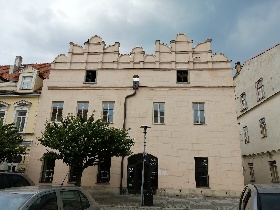 Ubytování v historickém centru Slavonic. Tři zrekonstruované komfortní apartmány s celkovou kapacitou 7 lůžek. 